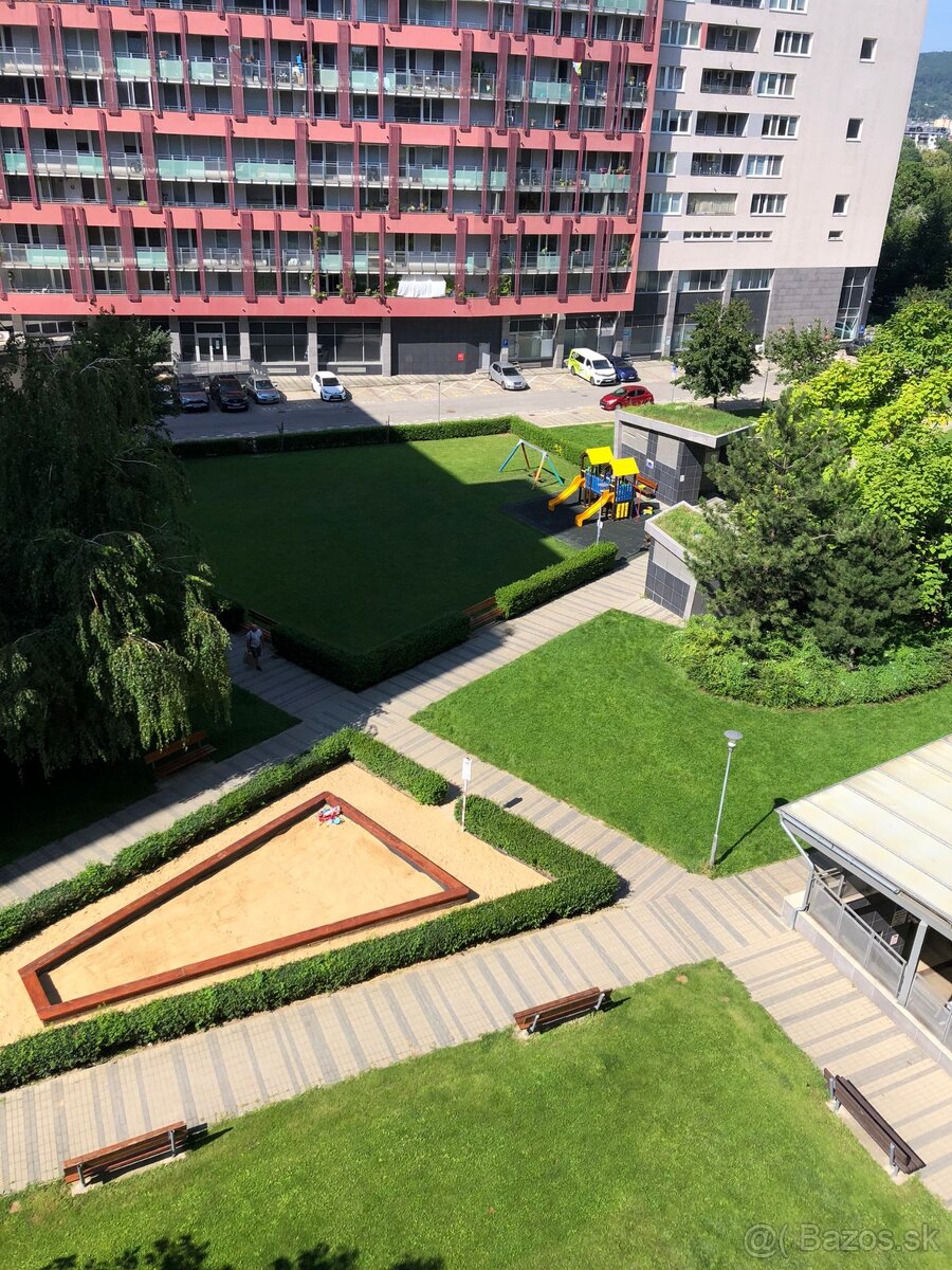 Prenájom bytu s loggiou pri jazere v časti Nové Mesto - 13