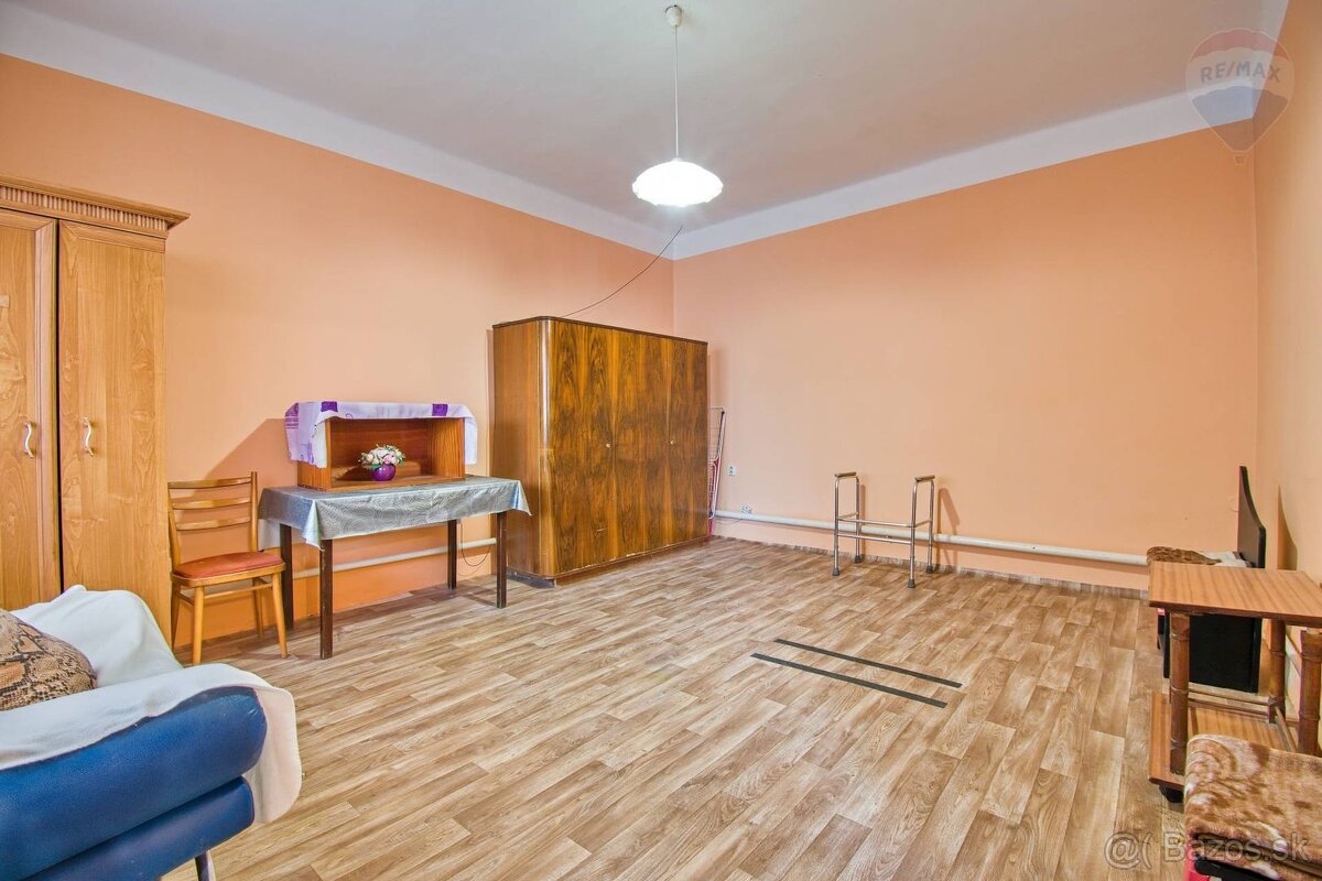 Na predaj priestranný vidiecky rodinný dom v obci Baka, poze - 13