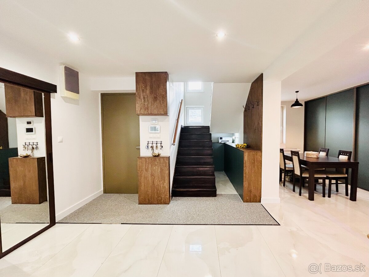 Na predaj príjemný plne zariadený dom s bazénom - 13