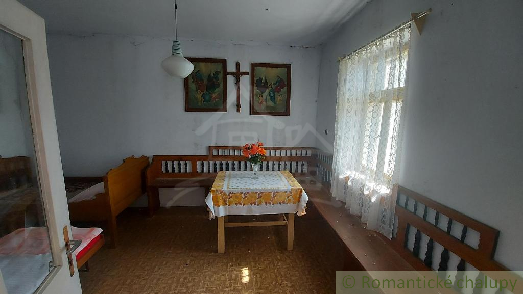 Malá chalúpka na okraji polosamoty s 40 á pozemkom v obci - 13