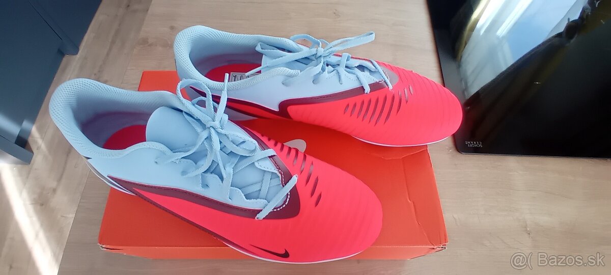 Motýlik na prvé sväté prijímanie, knihy,kopačky a garáž - 13