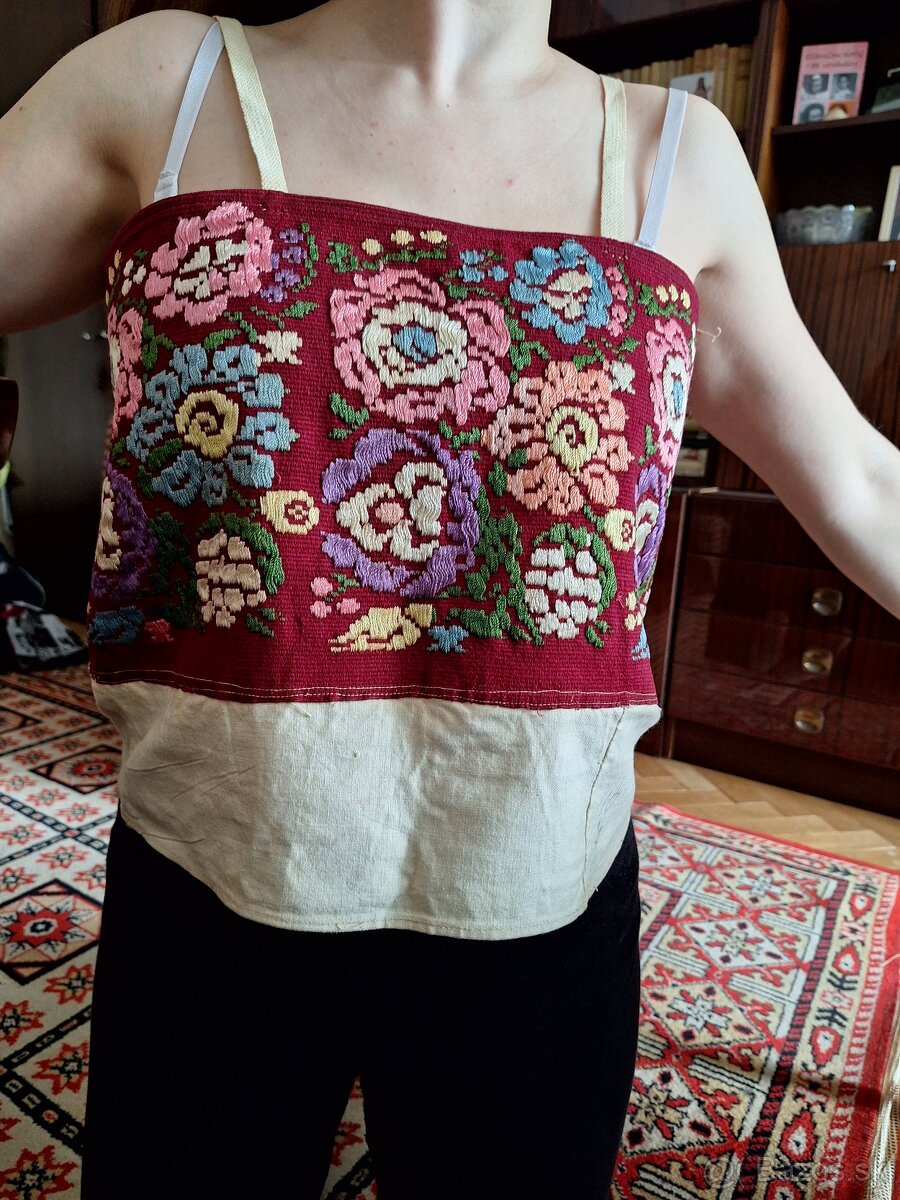 Rucne vysivany kroj zo Zvolenskej slatiny - 13