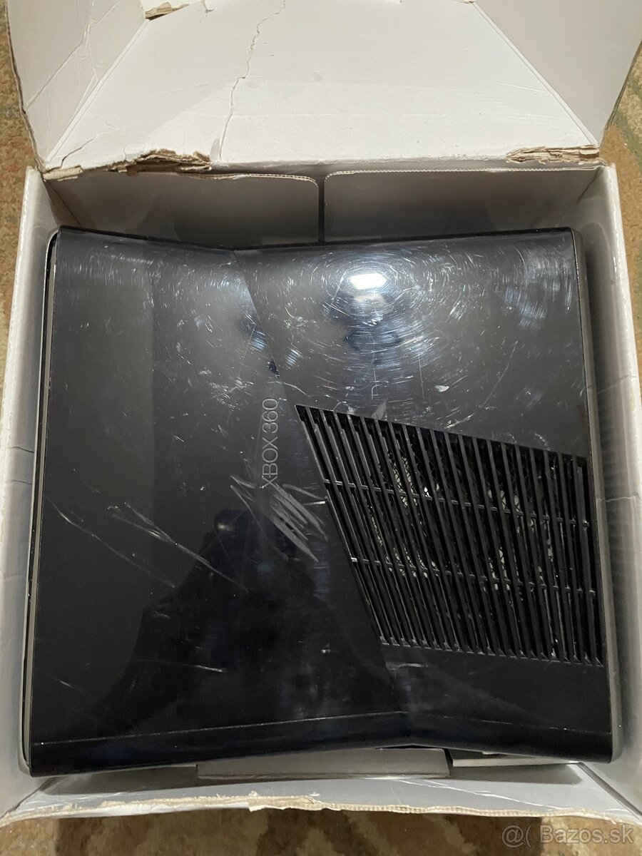 Xbox 360 + 2 ovládače + Kinect + hracia gitara - 13