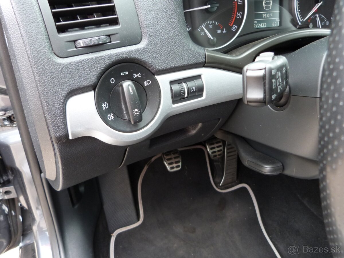 Škoda Octavia Combi 2.0 TDI CR DPF RS - 13