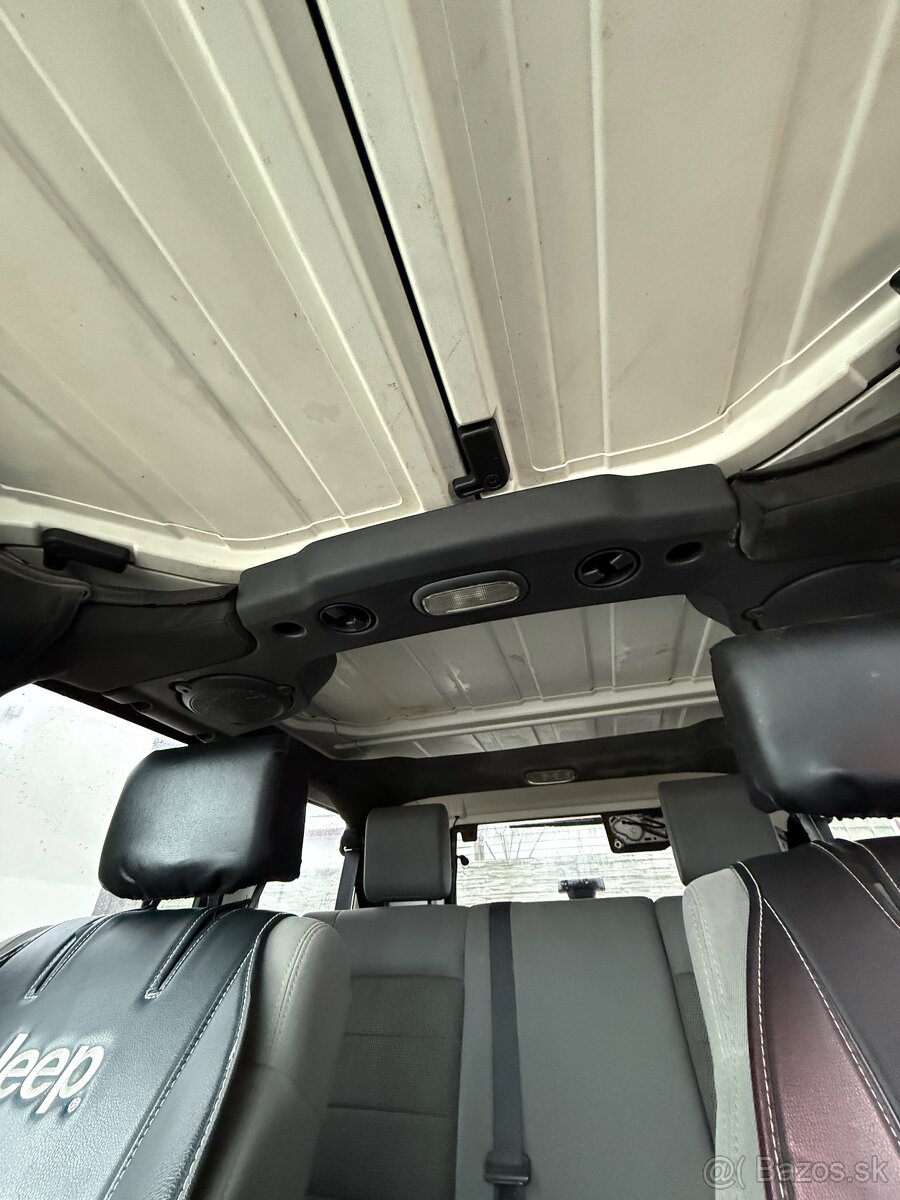 Jeep Wrangler Sahara - 13