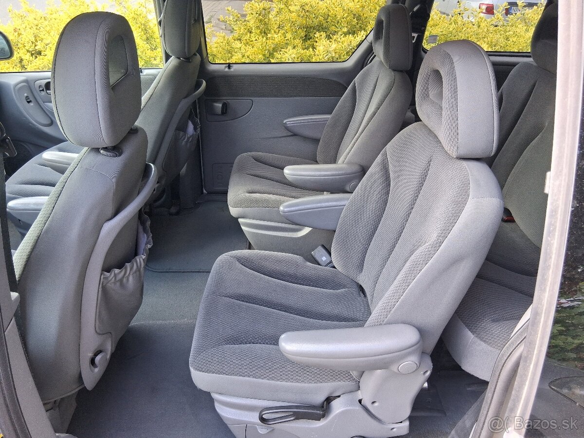 Chrysler Voyager 2,8CRD ročník 2004 - 13