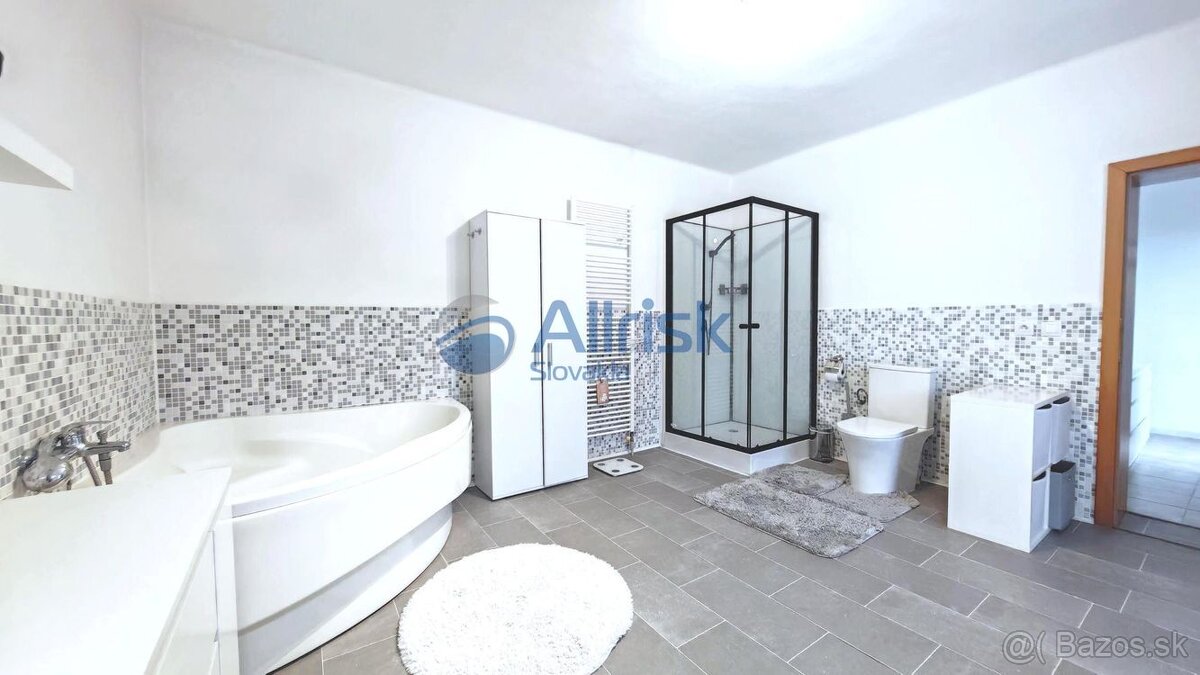 REZERVOVANÉ Rodinný dom s bazénom, letnou kuchyňou a vôňou d - 13