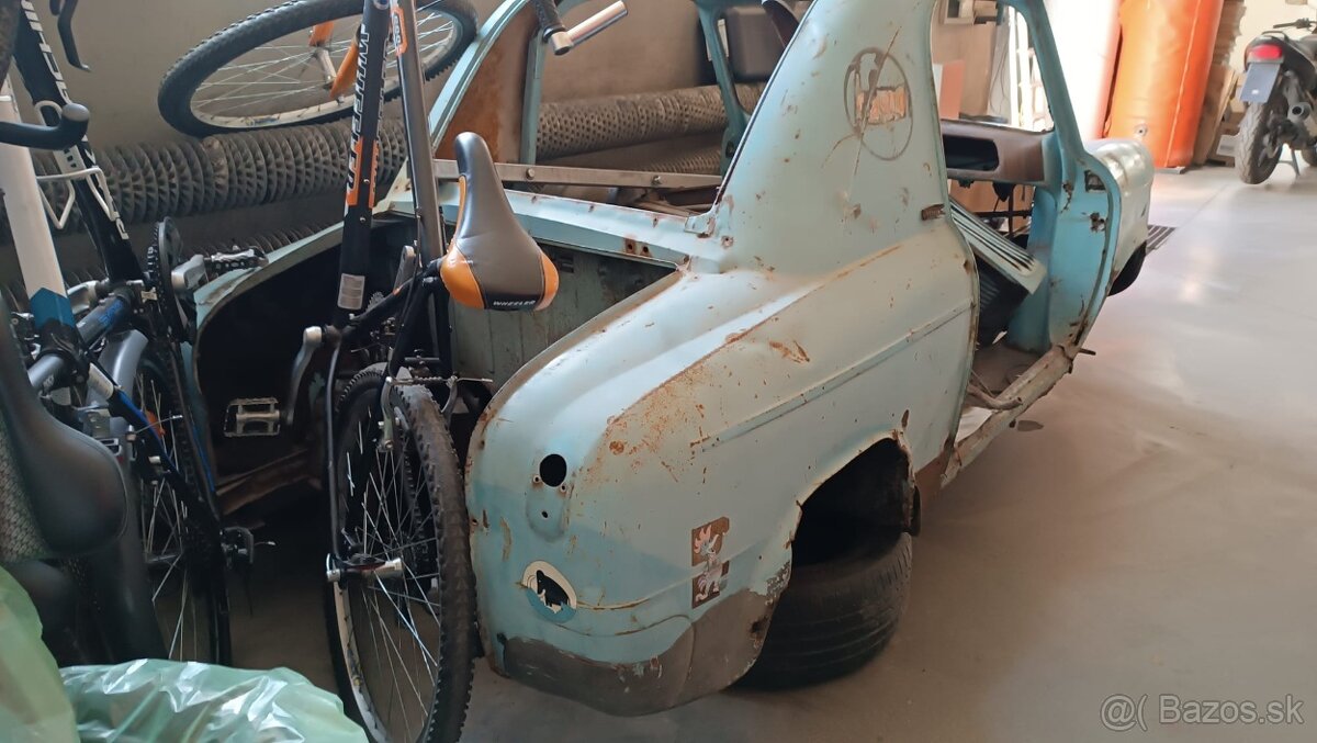 Vľavo. Vespa 400, rok výroby 1958 - 13