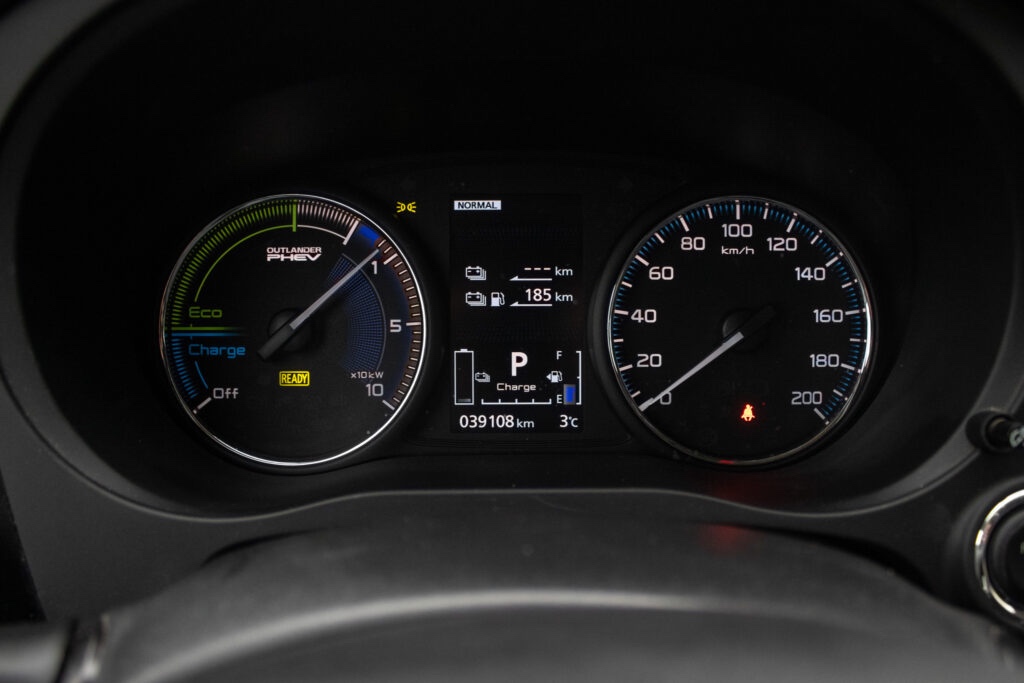 Mitsubishi Outlander 2.4l PHEV CVT - 13