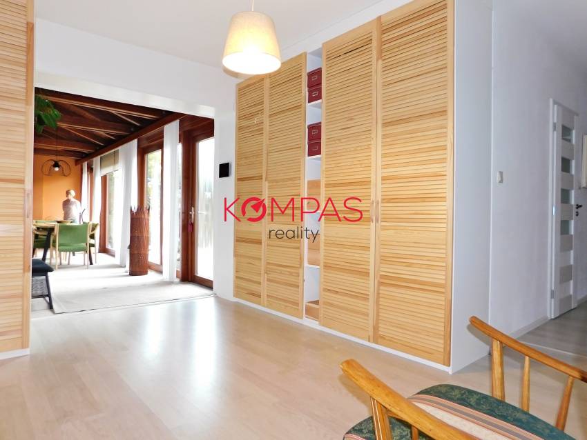 KRÁSNY RODINNÝ DOM SO ZÁHRADOU A DREVENÝM ALTÁNKOM V OBCI LU - 13