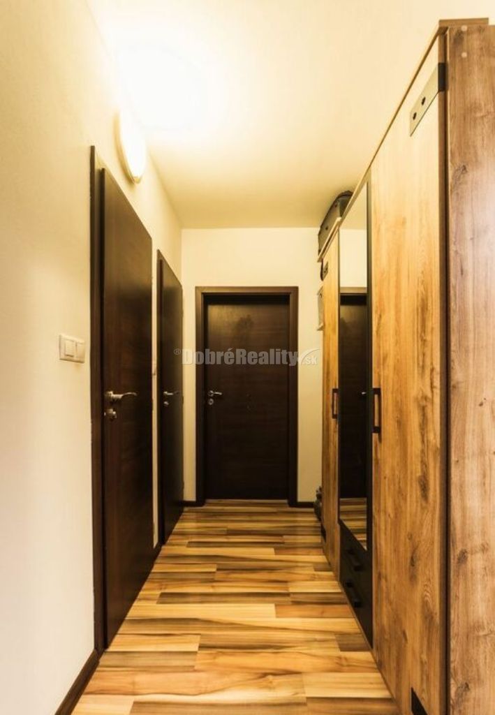 PRENÁJOM: NÁDHERNÝ, VEĽKÝ 3 IZBOVÝ BYT S 2 x LOGGIOU, THK - 13