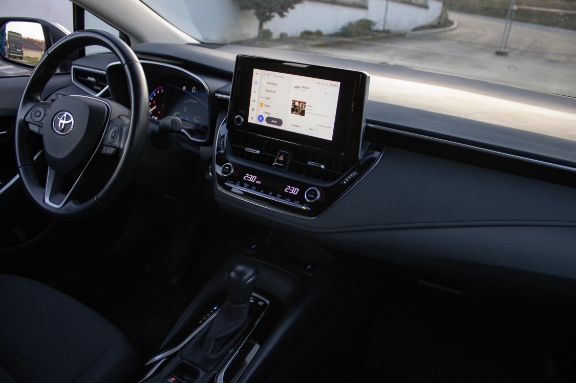 Toyota Corolla Sedan 1.8 Hybrid e-CVT - 13