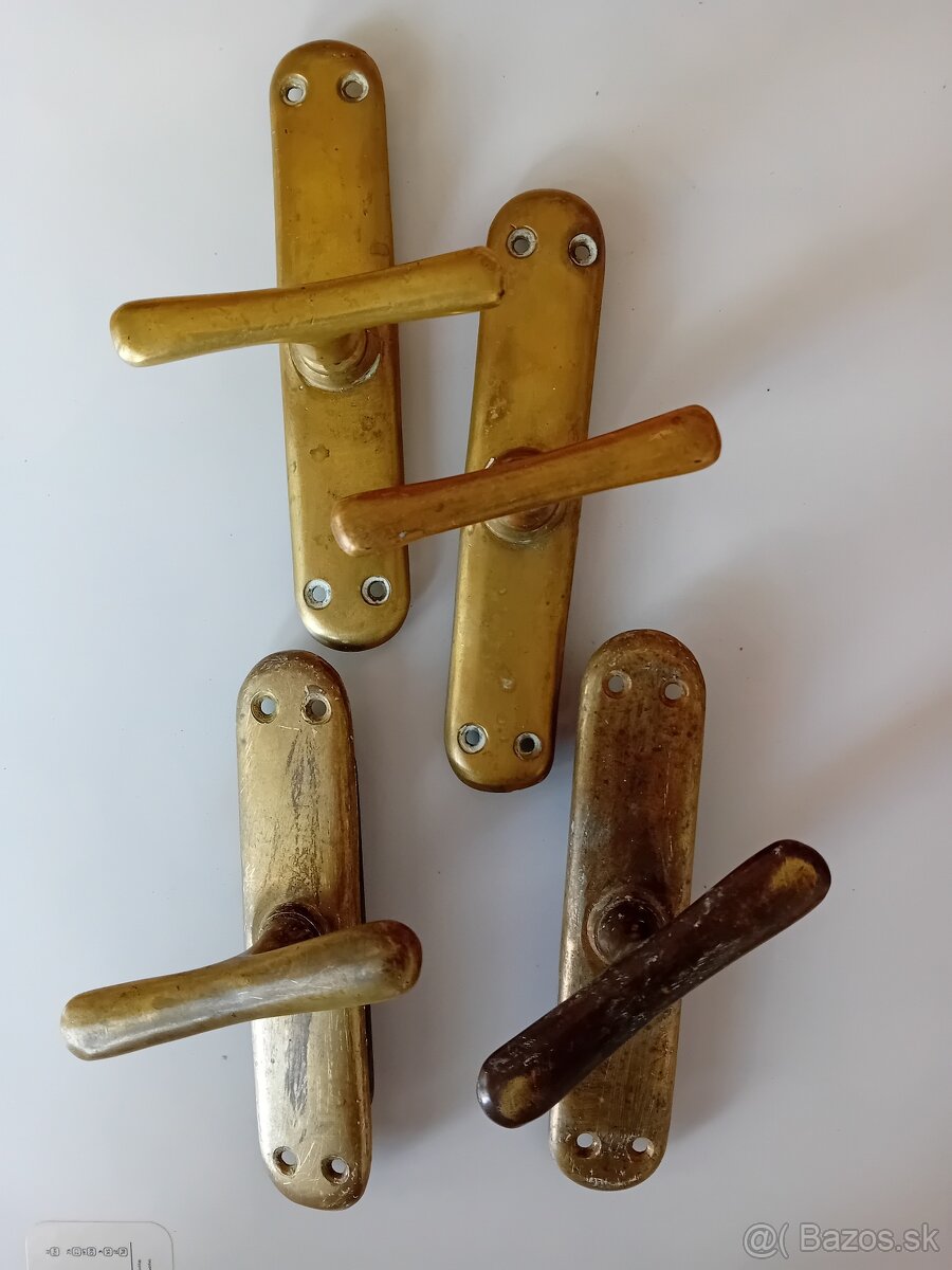 Staré mosadzné okenné kľučky a okenné rámy - 13