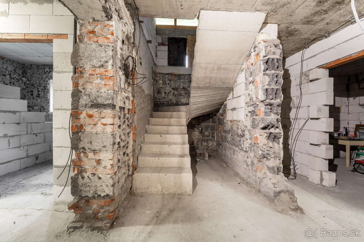 Rozostavaný dom na dokončenie podľa seba s veľkým pozemkom - 13