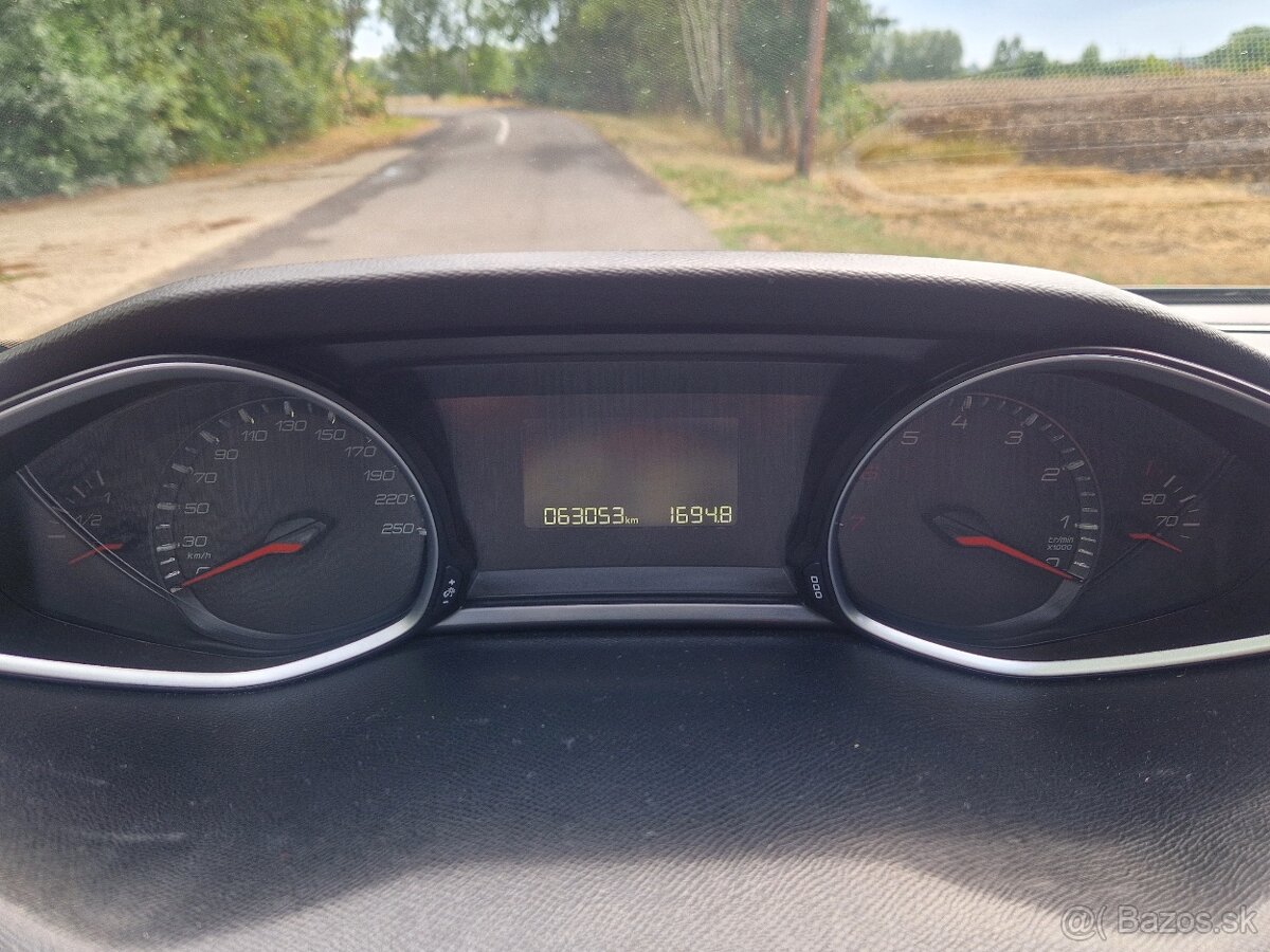 Peugeot 308 1.2 e-THP Active 81KW 5M Benzín. - 13