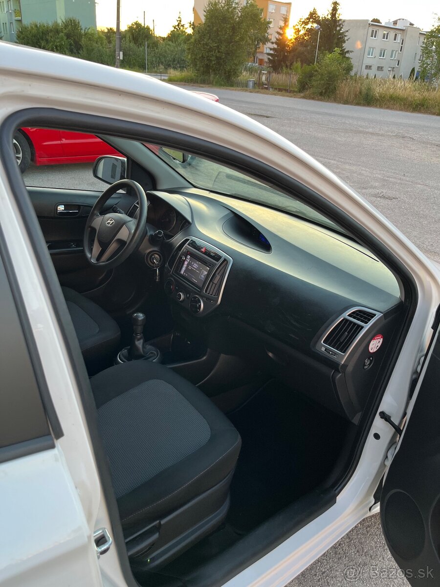 Hyundai i20 1.3 Benzin = Navi, r.v 2013, 96623km, Top Stav = - 13