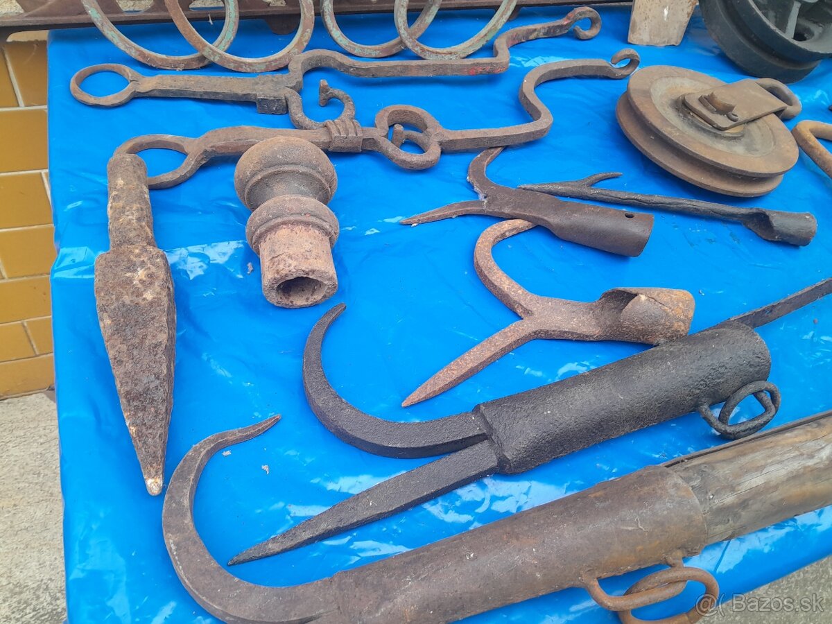 Staré historické ,rustikálne, kované náradie a pomôcky. - 13