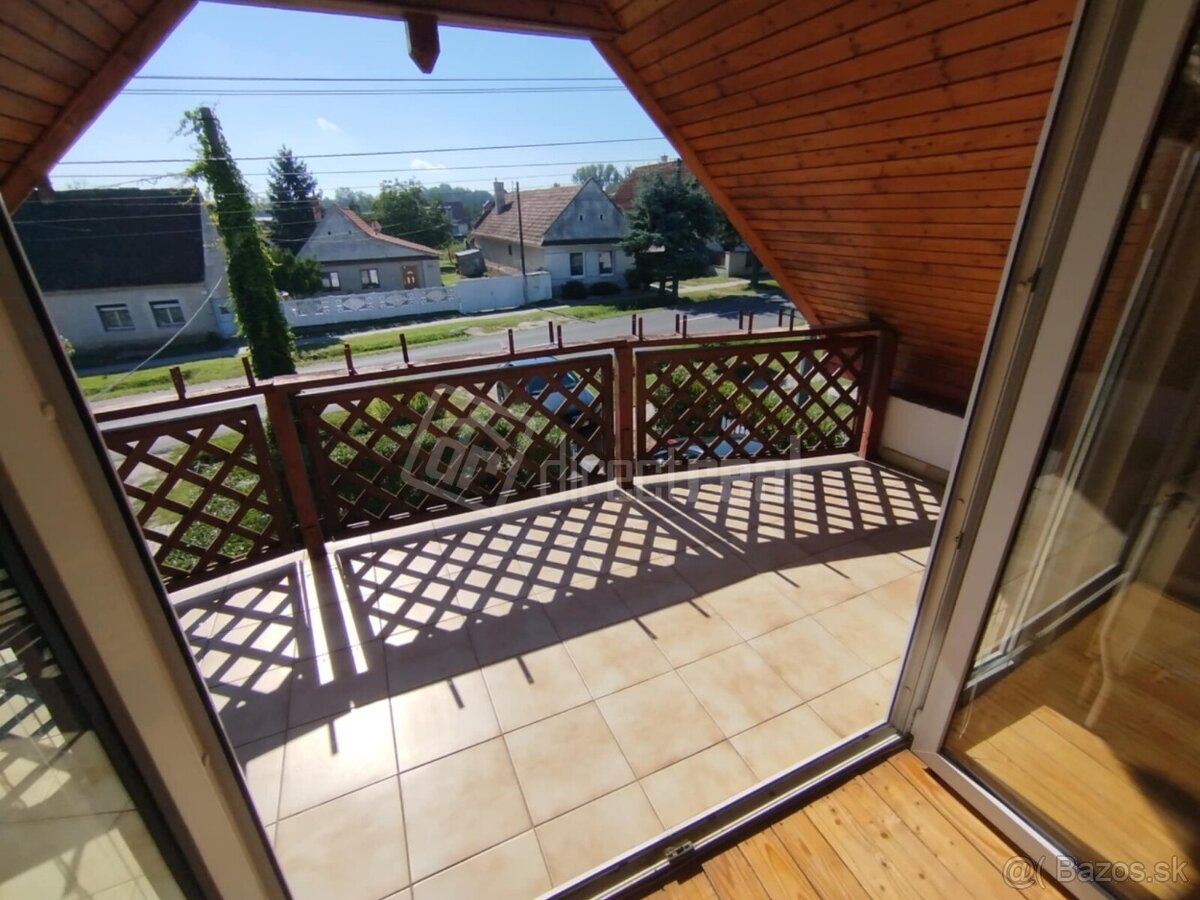 Pekný dom na slnečnom pozemku s bazénom a jazierkom - 13