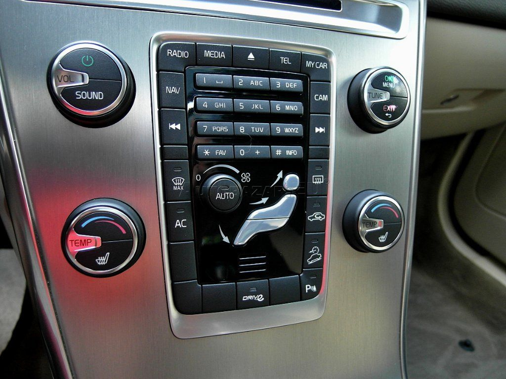 Predám Volvo XC60 2,4 D5 158 kW AWD ( 4x4 ) - 13