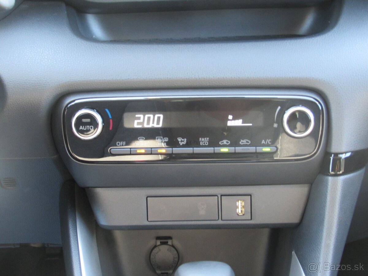 Toyota Yaris 1.5 HYBRID - NOVÝ SERVIS + KONTROLA HEV systému - 13