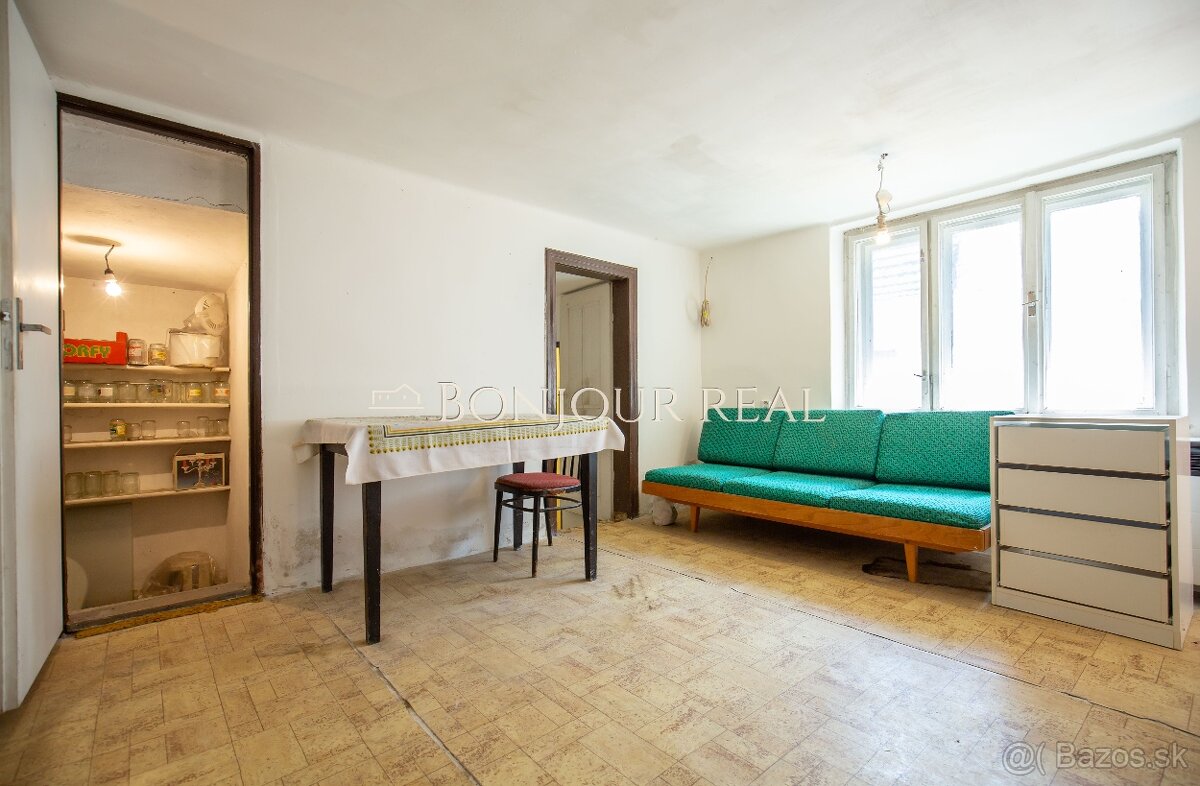 MALEBNÝ SEDLIACKY DOM V HORNÝCH OREŠANOCH S POZEMKOM 557m2 - 13