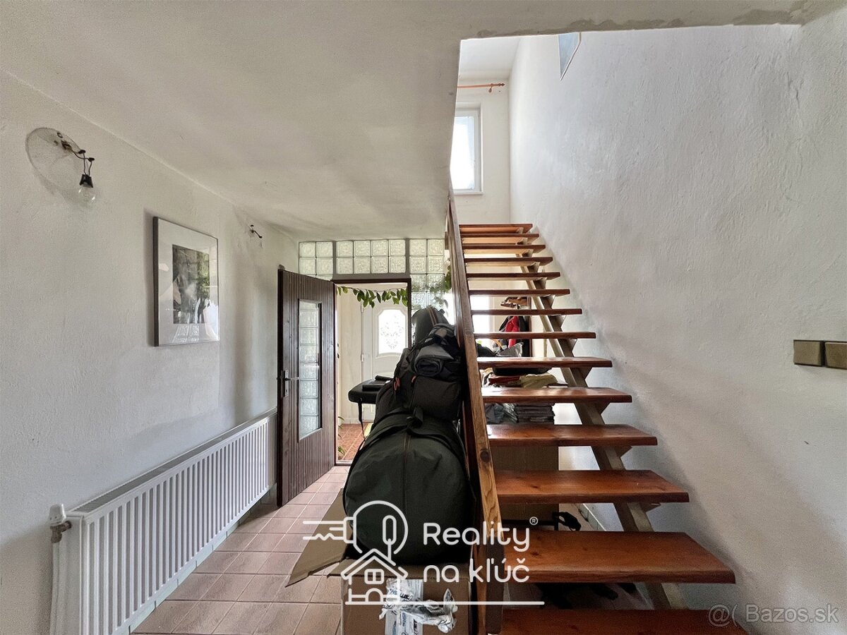 Na predaj dvojgeneračný poschodový rodinný dom - Komjatice - 13
