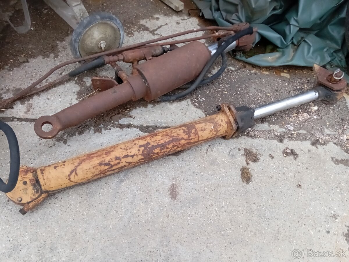 BULDOZER T130 CHLADICE A HYDRAULICKE VALCE - 13