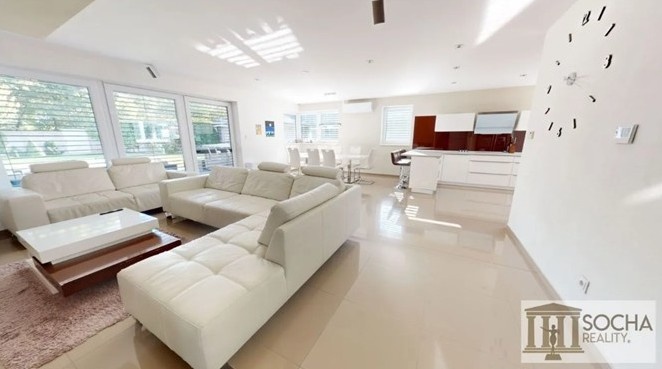 Nadčasový inteligentný bungalov na upravenom pozemku vo VK - 13