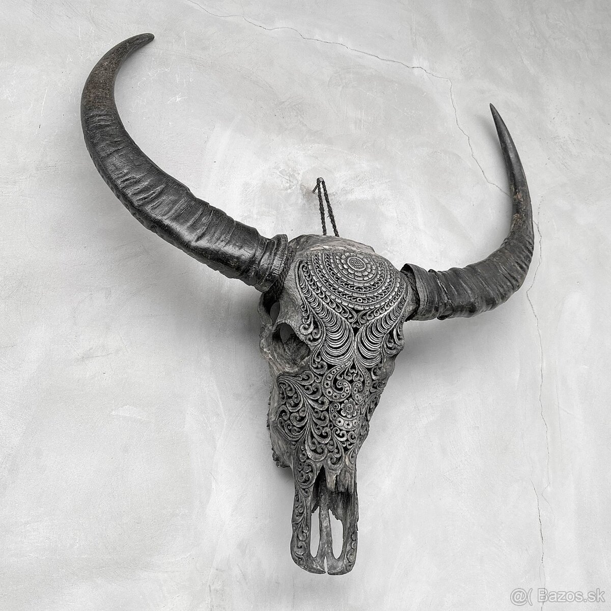 Obrovská šedá vyrezávaná lebka Vodného Bývola - motív Badong - 13