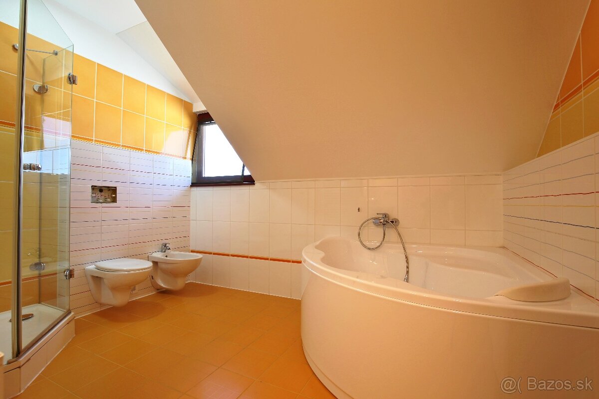 Dvojgeneračný rodinný dom v centre Malinova - 13