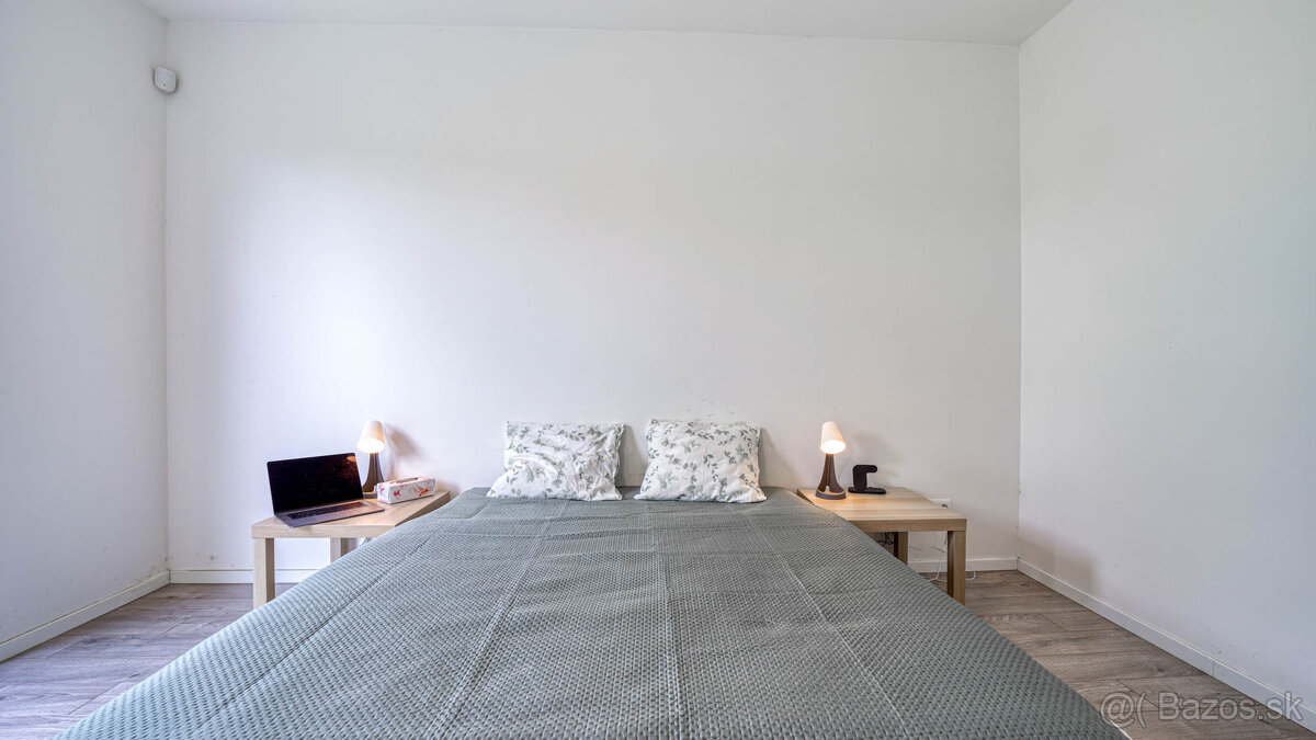 Príjemný 3-izbový byt s predzáhradkou a parkovaním TRI VODY - 13