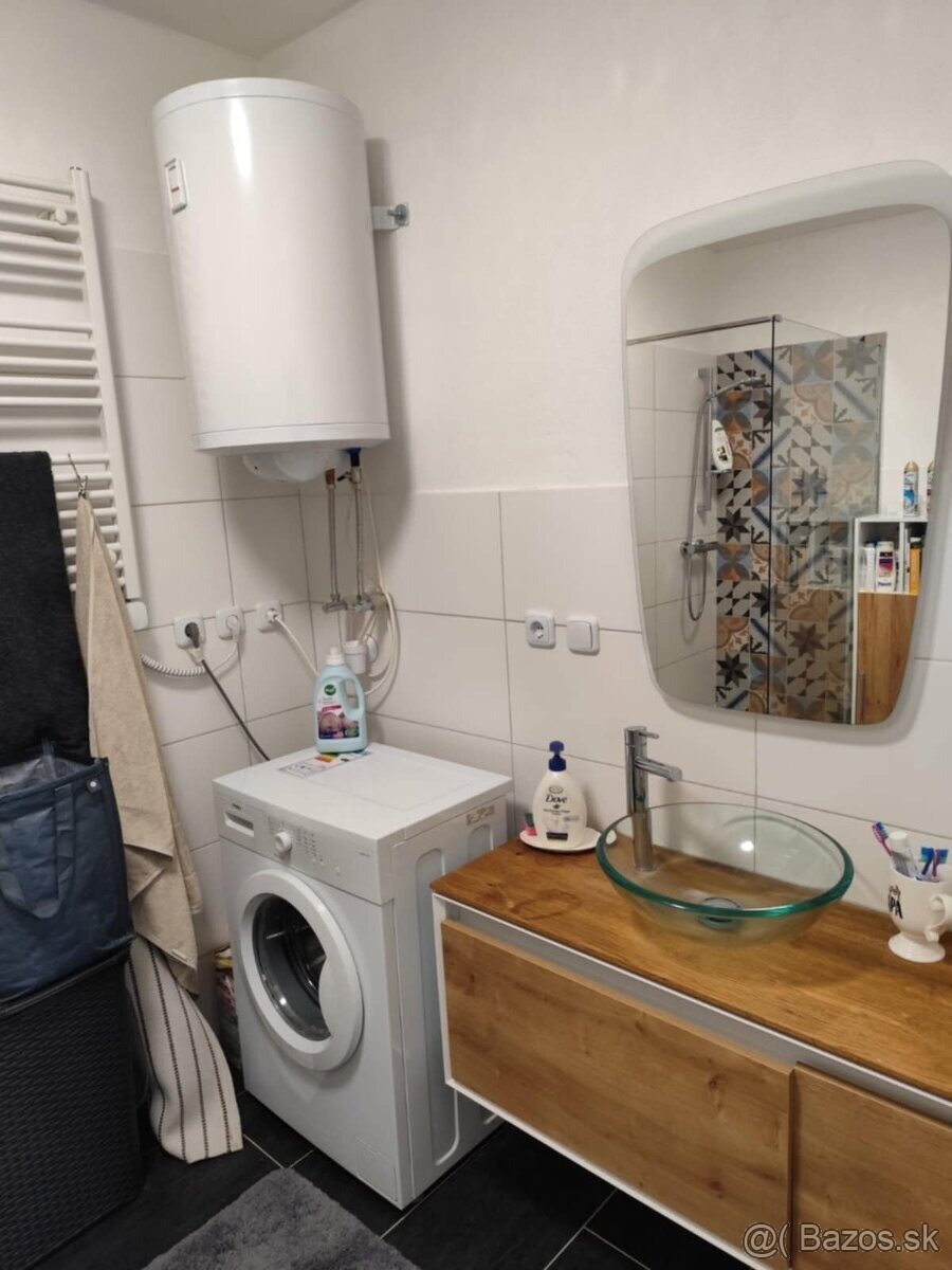 Zrekonštruovaný, zariadený rodinný dom s garážami vo Svodine - 13