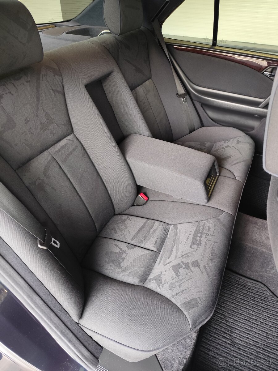 Mercedes-Benz E trieda Sedan 320 - 13