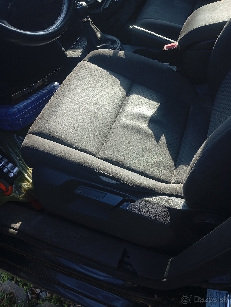diely interiéru Volkswagen Touran 2006 - 13