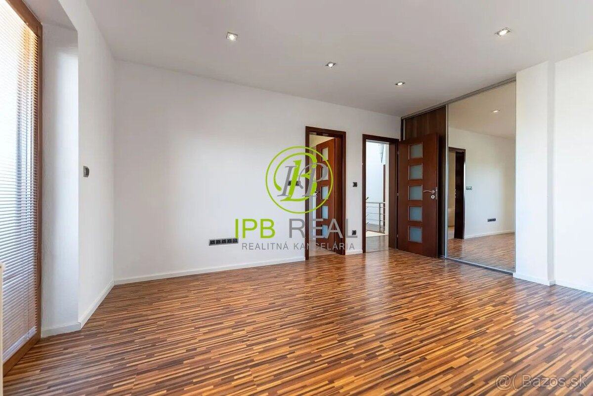 Priestranný rodinný dom s dvojgarážou v Malinove - 13