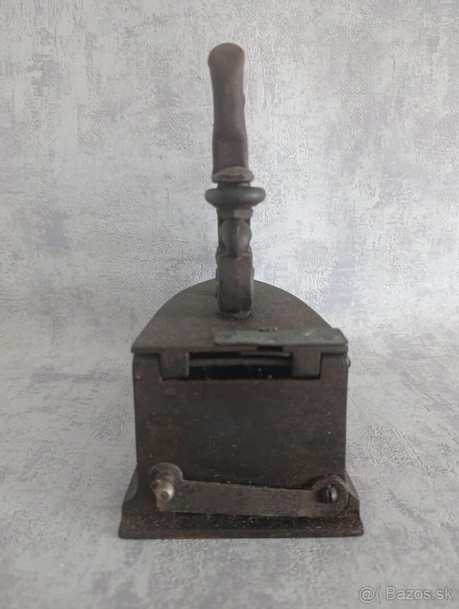 Velká stará atypická a málo běžná žehlička DRAK - 13