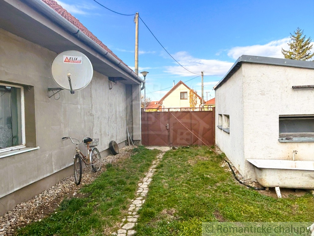 3-izbový rodinný dom s garážou v centre obce Jakubov , okr - 13