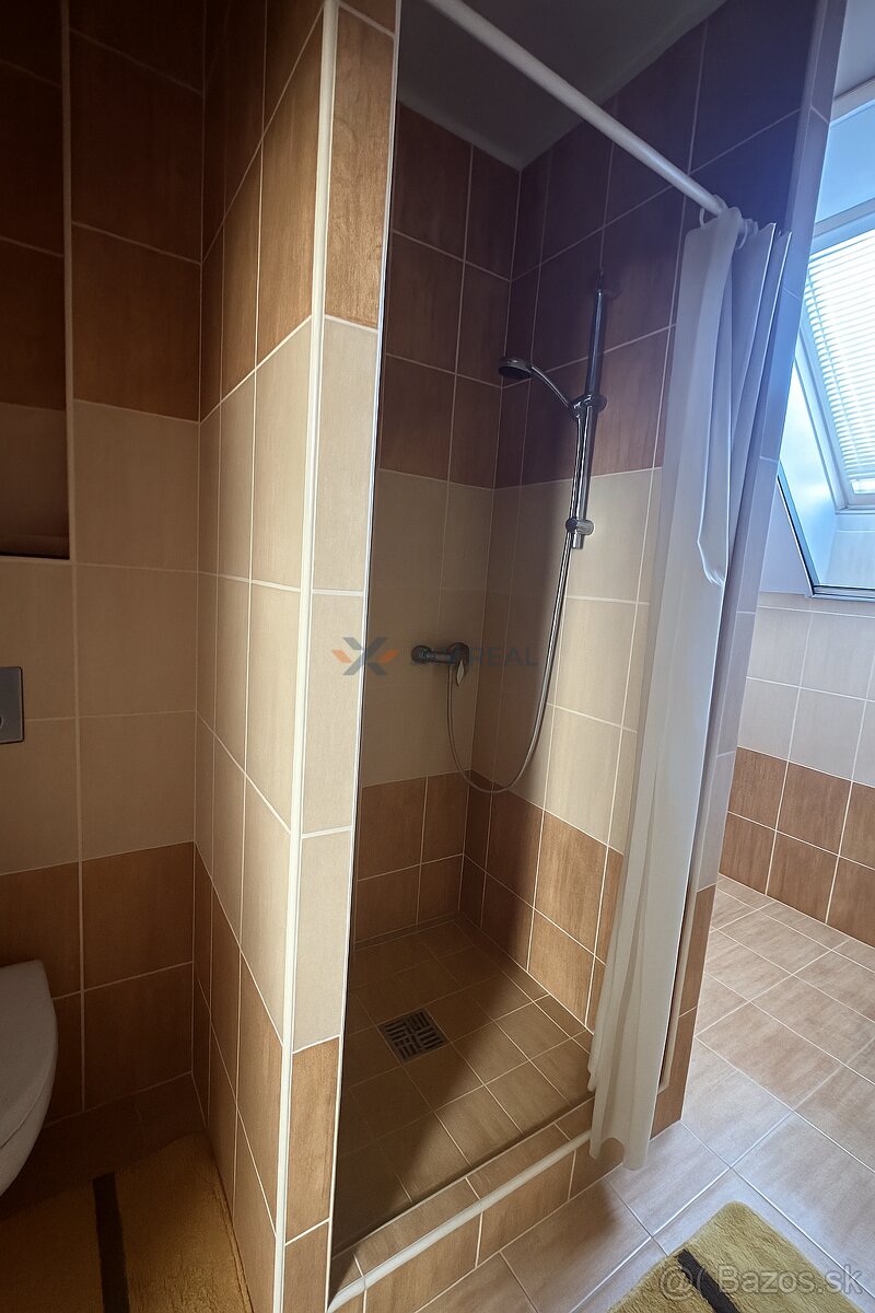 Na predaj poschodový rodinný dom s krásnou záhradkou - 13