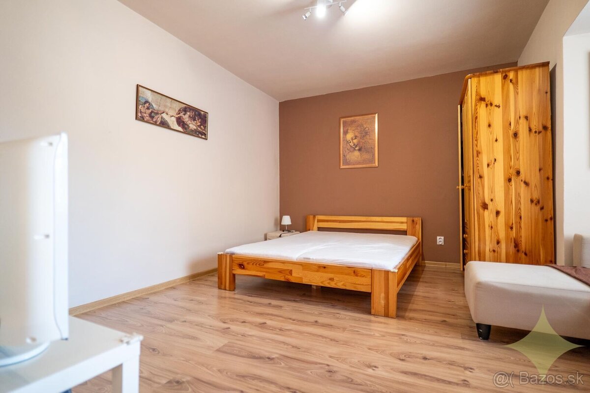 Exkluzívne na predaj krásny rodinný dom so 4mi apartmánmi s - 13