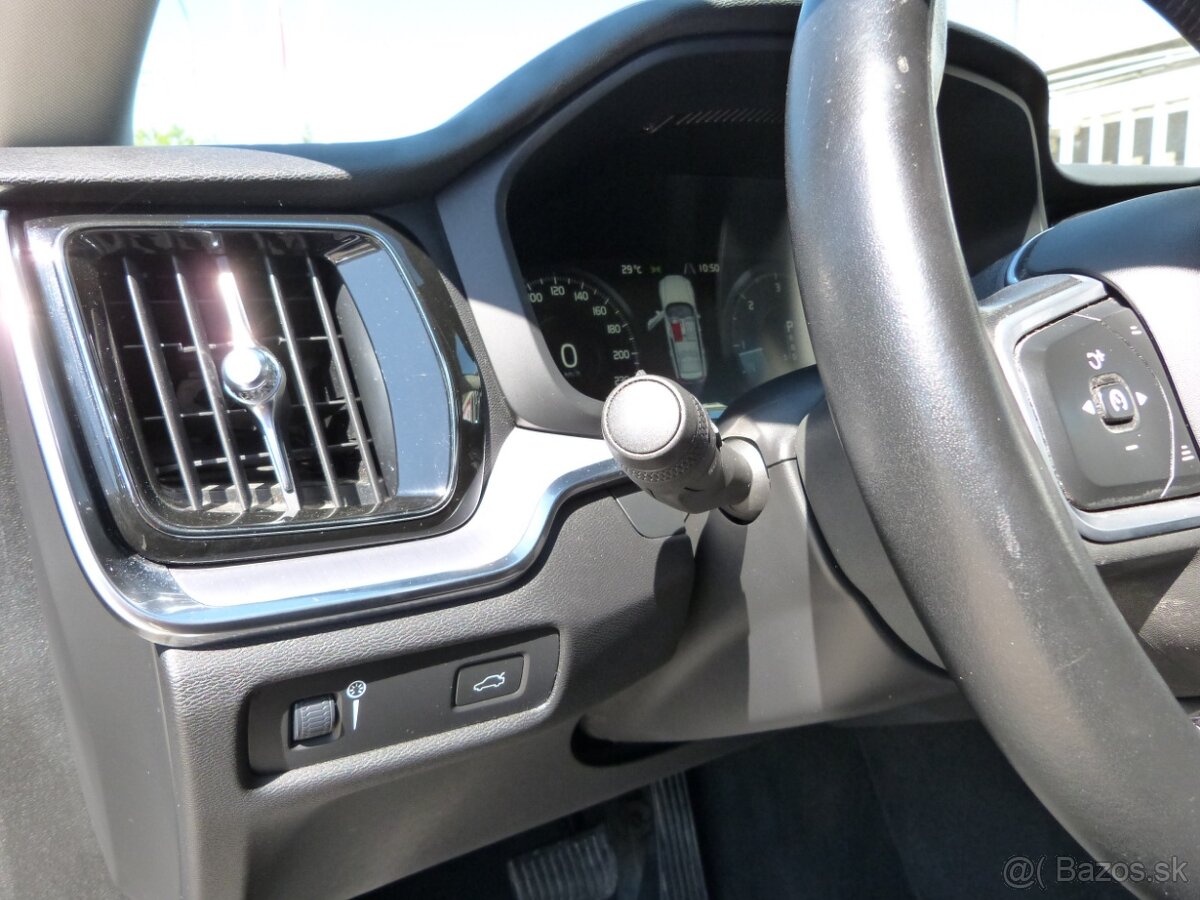 Volvo V60 D4 Momentum AWD A/T - 13