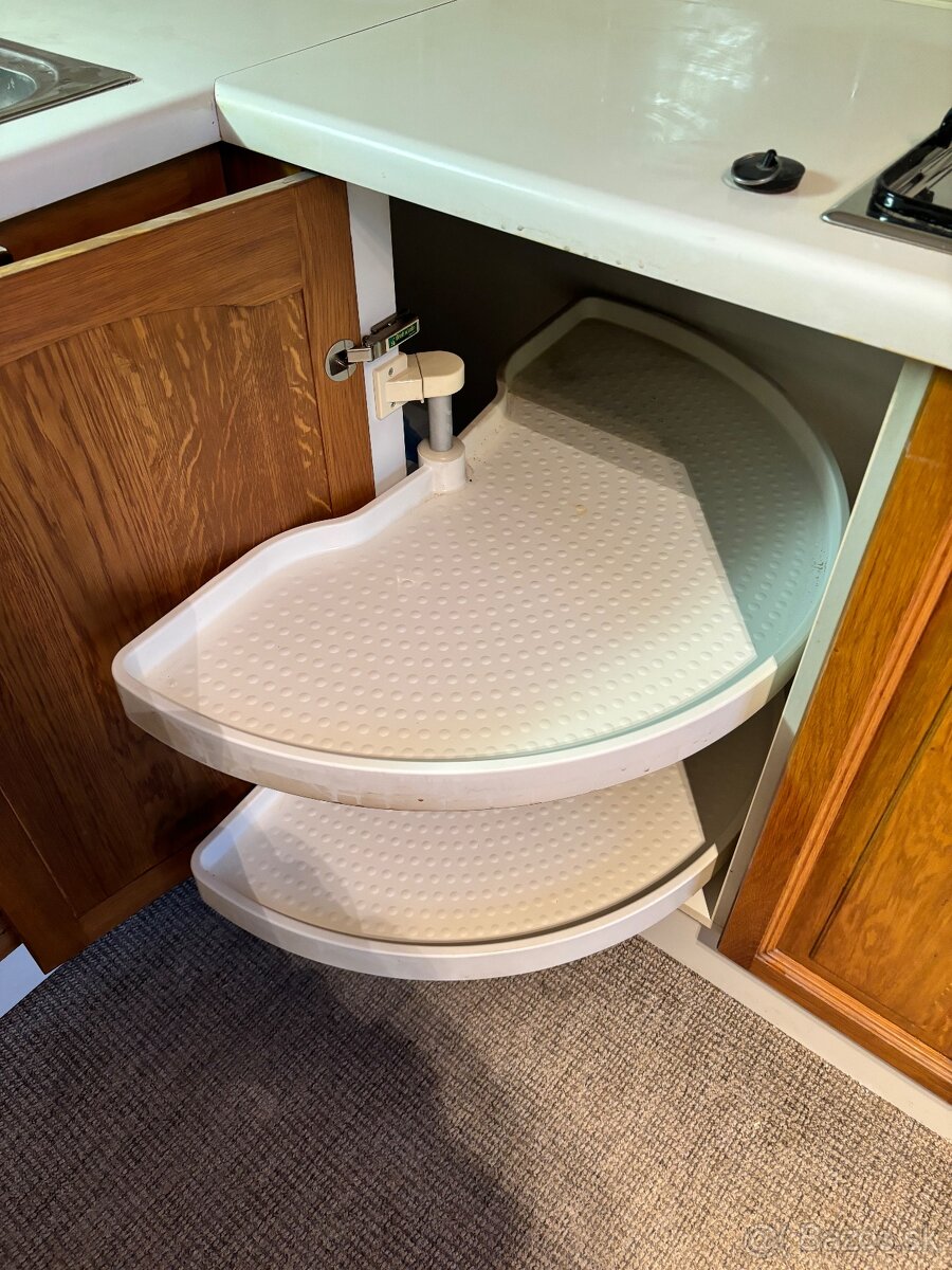 Kuchynská linka z masívu so spotrebičmi - 13