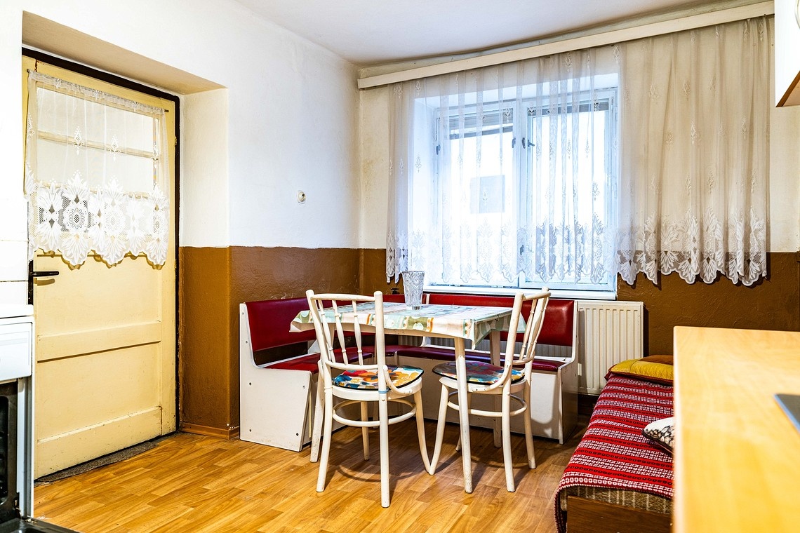 GIRALTOVCE-veľký pozemok 2.196 m2, podpivničený dom, 3xizba - 13