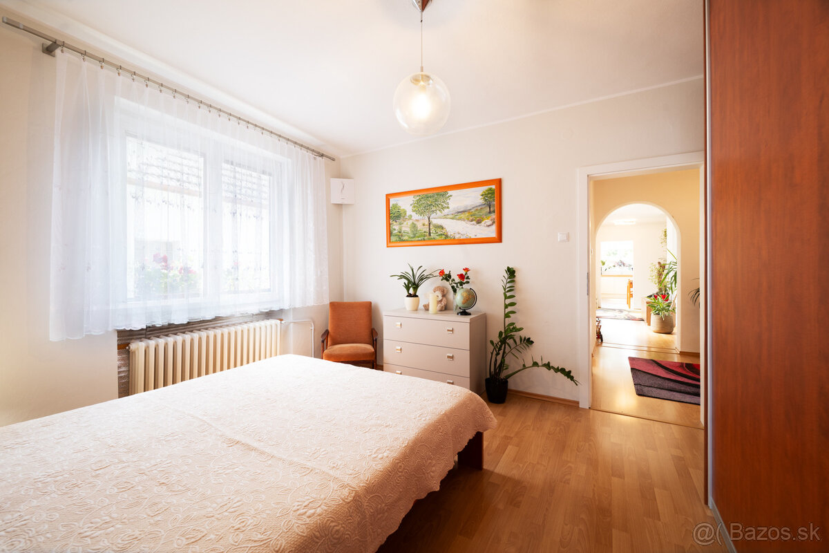 REZERVOVANÉ: Na predaj priestranný dom s veľkým pozemkom v P - 13