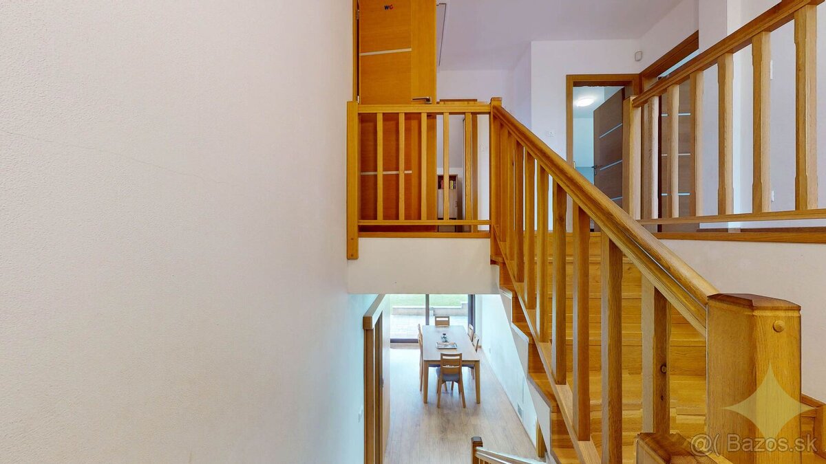 Priestranný dvojpodlažný 6-izbový rodinný dom v Malom Lapáši - 13