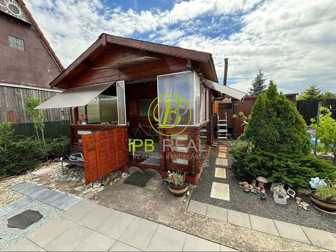 Upravená záhrada s chatou na Žabom majeri - 13