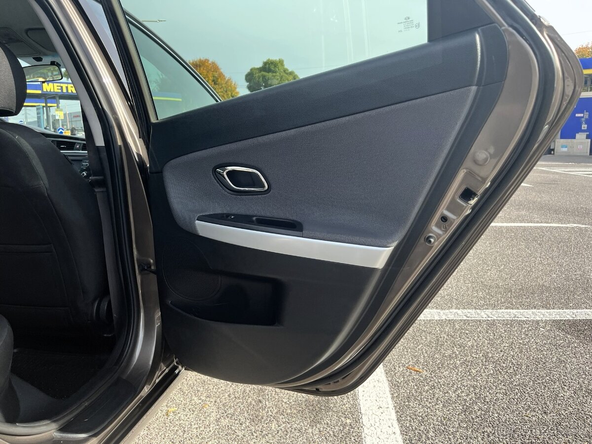 Kia Ceed SW 1.6 GDI AT 141tis.km - 13