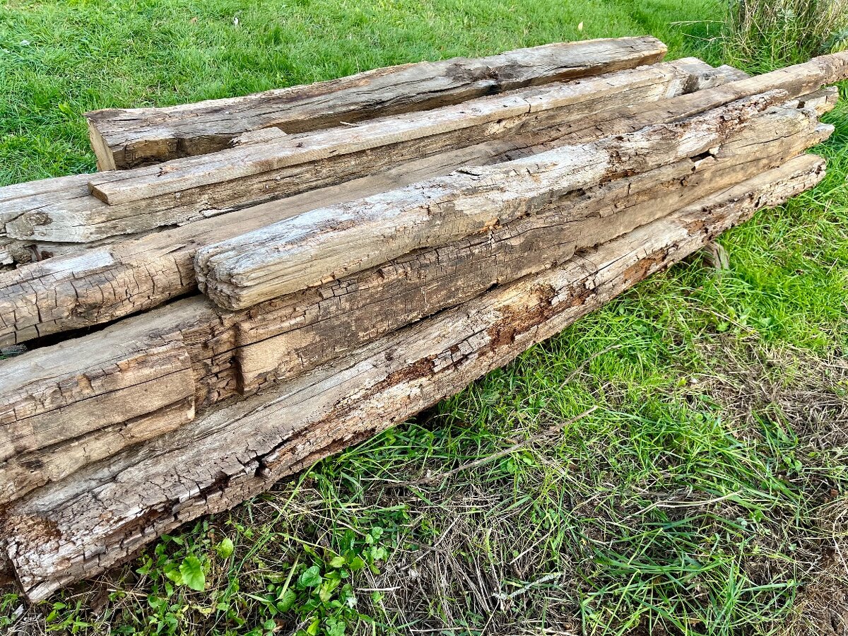 Staré dubové hranoly a trámy - ručne kresané - 13
