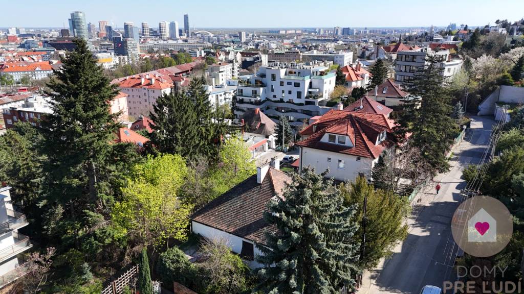 STARŠÍ RODINNÝ DOM S 669 m2 POZEMKOM v lukratívnej lokalite - 13