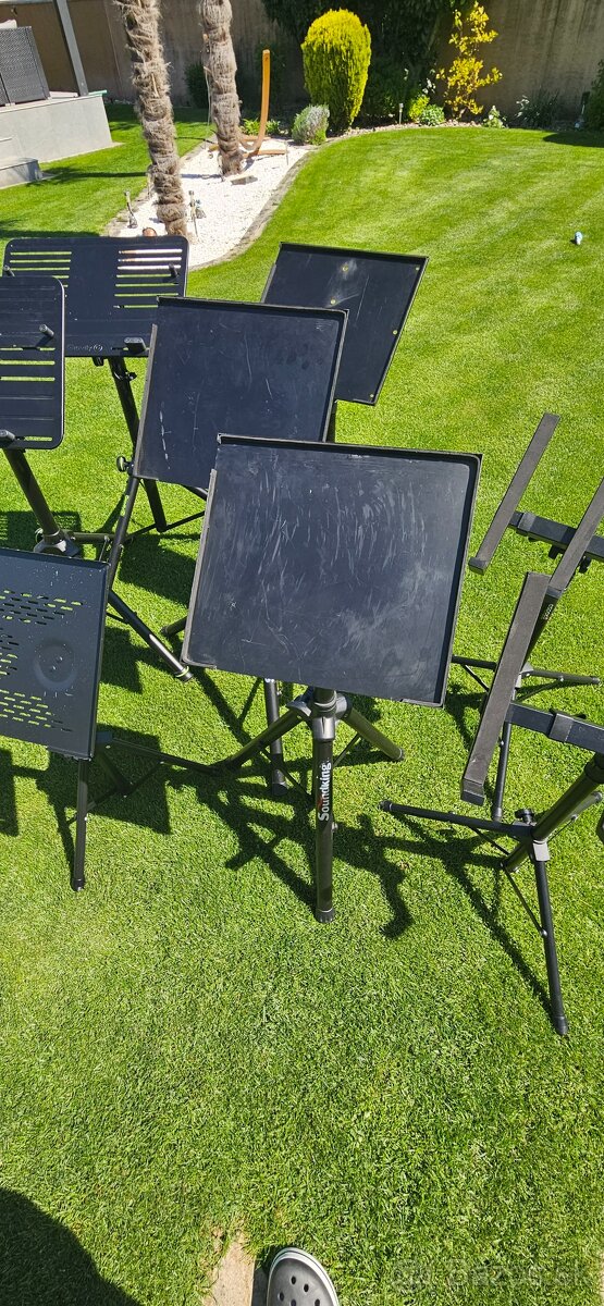 Stojany na mikrofóny, svetla, mix pulty, noty atď. - 13