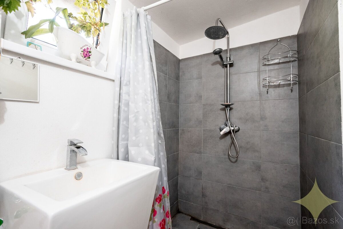 Pokoj vidieka, výhody mesta – Rodinný dom v Novej Bani na pr - 13